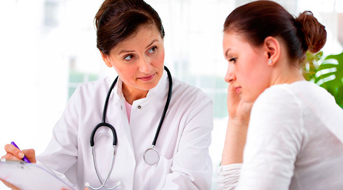 Misure da osservare per ridurre i rischi: - consultare il medico curante o il dermatologo per valutare le caratteristiche della propria pelle, l'opportunità di utilizzare le lampade abbronzanti eprogrammare numero e frequenza - prima dell'esposizione rimuovere bene i cosmetici, le lenti a contatto e non applicare creme protettive o prodotti che possono accelerare o aumentarel'abbronzatura per il rischio di reazioni irritative o allergiche - utilizzare sempre gli occhialini di protezione che vengono fomiti che dovrebbero avere anche la protezione laterale per proteggere gli occhi da radiazioni con direzione obliqua. I RUV possono infatti comportare danni a retina e cristallino. Ovviamente gli occhiali da sole non sostituiscono gliocchiali protettivi. - proteggeredall'esposizione le parti sensibili della pelle come cicatrici, tatuaggi e genitali. - rispettare le raccomandazioni relative a durata della seduta e agli intervalli trauna seduta e l'altra - non prendere il sole e utilizzare lampade lo stesso giorno - sceglierecon cura il centro estetico che deve garantire una adeguata manutenzione degli apparecchi, adeguate condizioni igieniche (per esempio disinfettando tutte le parti dell’apparecchiatura che vanno a contatto con il corpo) e personale che segue le sedute consigliando il tipo di apparecchio abbronzante. Il numero della sedute e la loro durata.