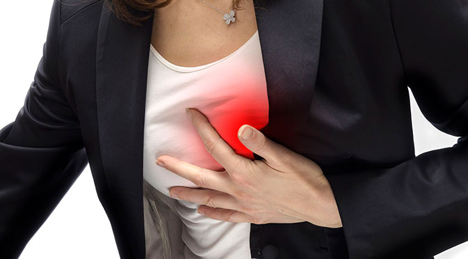 VERO -: Ancora una volta però, ciò che è considerato normale può variare da soggetto a soggetto. Ciò che è ormai indiscutibilmente dimostrato è che l’ipertensione non controllata è un fattore di rischio per malattie cardiache (infarto, insufficienza cardiaca) e ictus. Anche l’elevata frequenza cardiaca può essere un segno di pericolo, ma il rapporto di causa-effetto non è così chiaro come per la pressione.