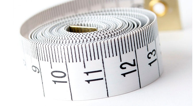 Attualmente l’indicazione al trattamento in elezione si pone per aneurismi di diametro superiore ai 5,5 cm. Tuttavia l’intervento è indicato anche per aneurismi di diametro minore in particolari situazioni quali un rapido accrescimento o aspetti morfologici indicanti un rischio incrementato di rottura. In presenza di aneurisma rotto o in fase di rottura è indicato l’intervento in regime di urgenza.