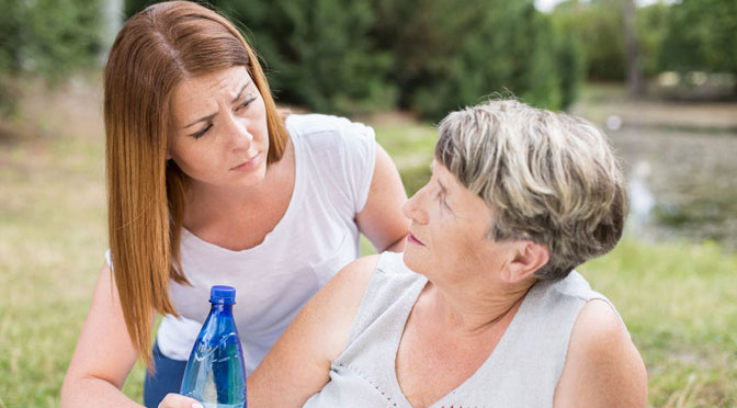 Se la persona è cosciente è importante cercare di reidratarla con acqua e, in tutte le fasi, va tenuta sotto controllo la frequenza cardiaca. Se il quadro non migliora è bene contattare il proprio medico curante o il 118.
