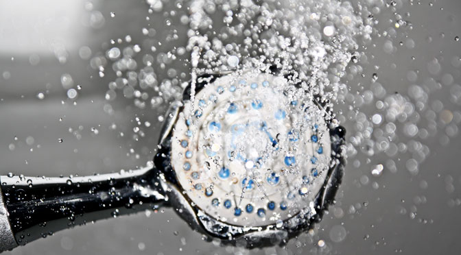 3.Devono essere rimossi i vestiti e devono essere messe in atto delle misure per abbassarne il più possibile la temperatura corporea, ad esempio avvolgendo il corpo in asciugamani imbevuti in acqua fredda e applicando del ghiaccio a livello della nuca, del torso, dell’inguine avendo cura di non posizionarlo direttamente sulla pelle.