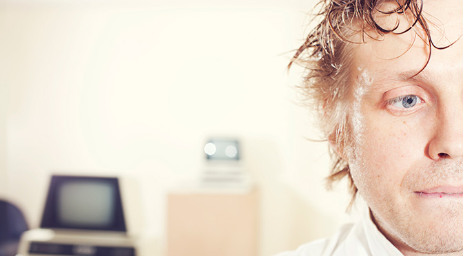 Lo stress incide negativamente su molti aspetti del nostro organismo ma anche su quello cutaneo. Infatti stress e stanchezza determinano un aumento della produzione di cortisolo e una riduzione delle difese immunitarie. L'andamento di molte patologie cutanee come psoriasi e dermatite seborroica, l’herpes le verruche vengono profondamente influenzate dal nostro benessere psicofisico. I lineamenti del viso appaiono più segnati, si accentuano borse e occhiaie e la pelle è diventa più sensibile.