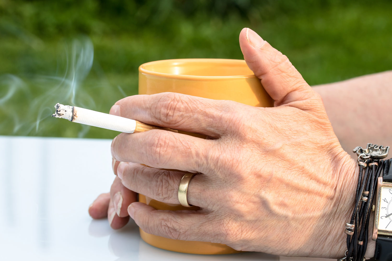 Il fumo è un fattore di rischio importante in tutte le malattie cardiovascolari e respiratorie ma riveste un ruolo fondamentale anche nell'invecchiamento cutaneo. Le sostanze più dannose, che assumiamo quando fumiano sono per esempio: la nicotina, il piombo, il catrame, la formaldeide e il cadmio. Queste sostanze e molte altre riducono il flusso del sangue e facilitano la degradazione del collagene e della fibrina all'interno della cute. In generale hanno l’effetto di aumentare le rughe e in particolare quelle intorno alla bocca, inoltre producono un incremento delle macchie e la pelle appare con un colorito più spento.